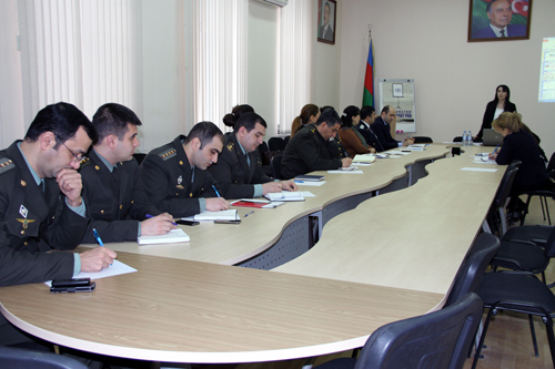 ƏDLİYYƏ AKADEMİYASINDA DÖVLƏT QULLUQÇULARININ XİDMƏTİ FƏALİYYƏTİNİN QİYMƏTLƏNDİRİLMƏSİ QAYDALARININ TƏTBİQİ MÖVZUSUNDA TƏLİM KEÇİRİLMİŞDİR