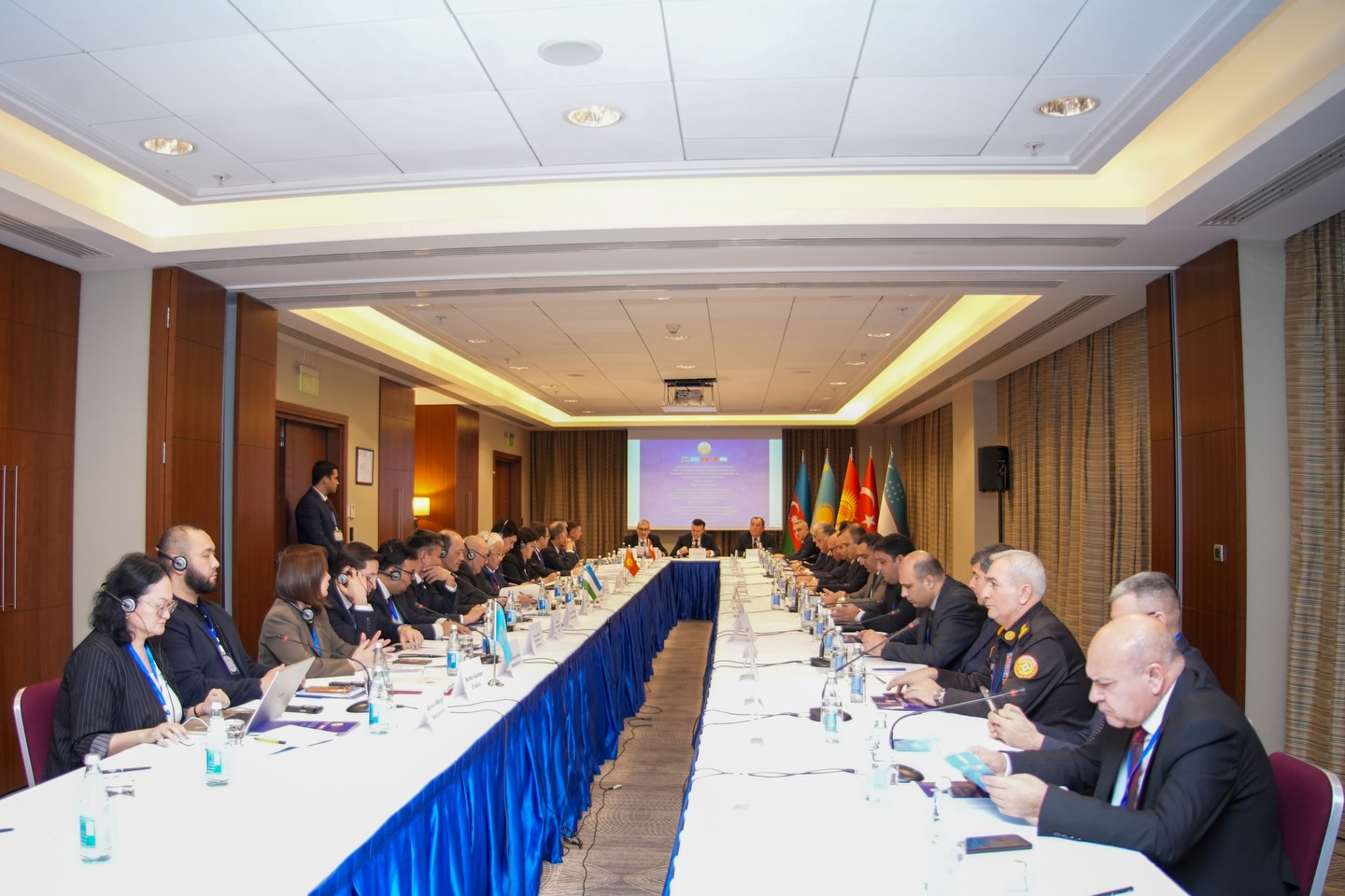 Dekabrın 18-də Ədliyyə Nazirliyinin Ədliyyə Akademiyasının təşkilatçılığı ilə Türk dövlətlərində hakimiyyətin təşkilinin konstitusion əsaslarına həsr olunmuş beynəlxalq konfrans keçirilib.