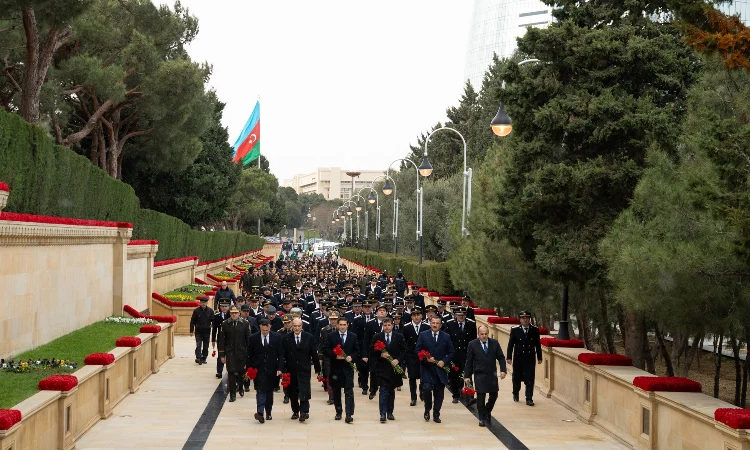 20 Yanvar faciəsinin 36-cı ildönümü ilə əlaqədar Ədliyyə Nazirliyinin əməkdaşları Şəhidlər xiyabanını ziyarət edib
